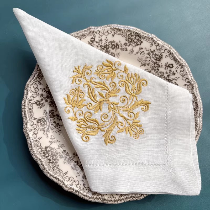 Monogrammed Handkerchief - Ręcznie Haftowane Serwetki z Motywem Kwiatowym