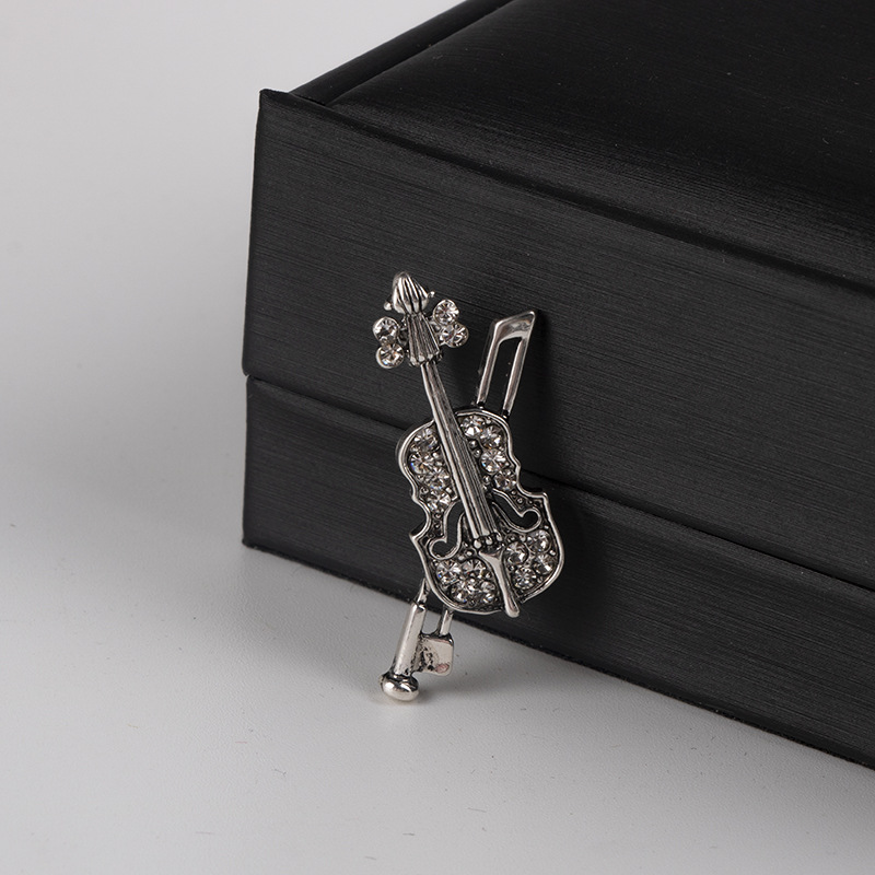 Kryształowa broszka skrzypce B – Tuxedo Lapel Pin recenzja i cena