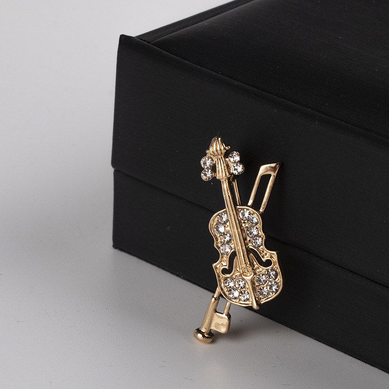 Kryształowa broszka skrzypce B – Tuxedo Lapel Pin recenzja i cena