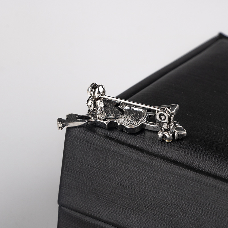Kryształowa broszka skrzypce B – Tuxedo Lapel Pin recenzja i cena