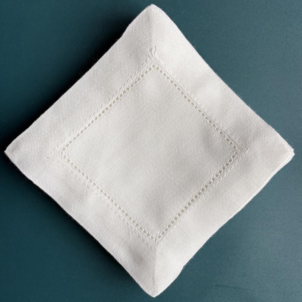 6 sztuk serwetek koktajlowych  – Monogrammed Handkerchief recenzja i cena