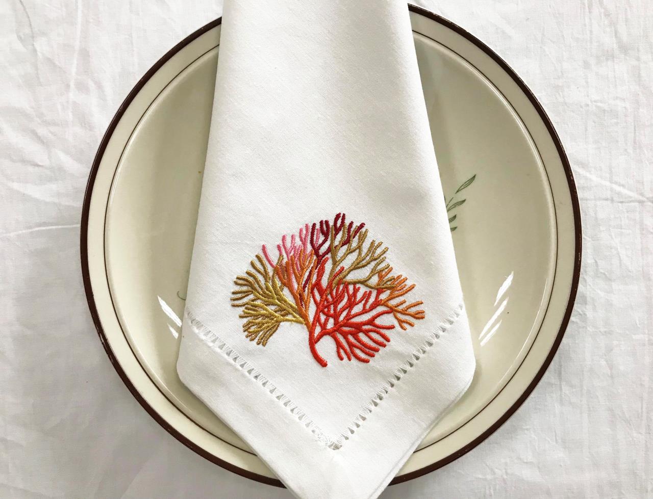 Wielokolorowe korale haftowana – Monogrammed Handkerchief recenzja i cena